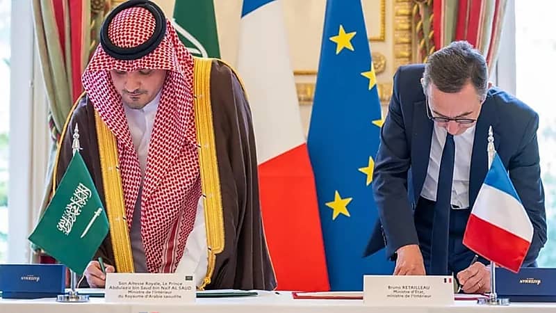 وزير الداخلية يبحث تعزيز التعاون الأمني مع نظيره الفرنسي في باريس .. صور