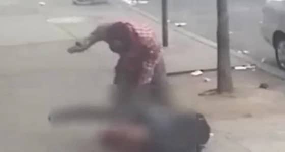 بالفيديو.. رجل يتعرض للضرب والسرقة في الشارع دون تدخل من المارة