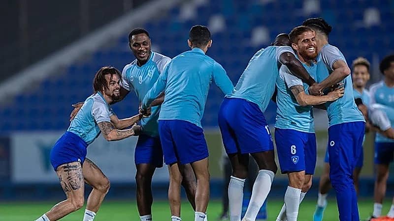 الهلال يحدد مصير 6 لاعبين قبل الموسم الجديد 