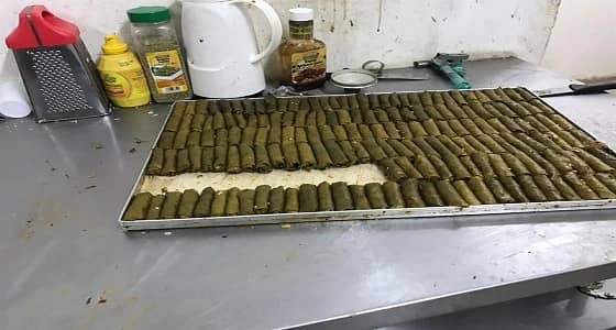 بالفيديو والصور.. الإطاحة بعمالة تدير معمل حلويات مخالف بروابي الرياض