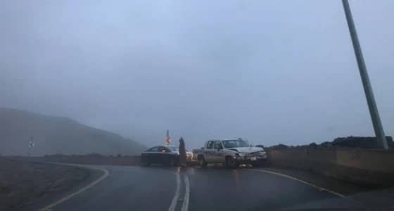 بالفيديو.. حادث انزلاق للمركبات بعقبة الصماء