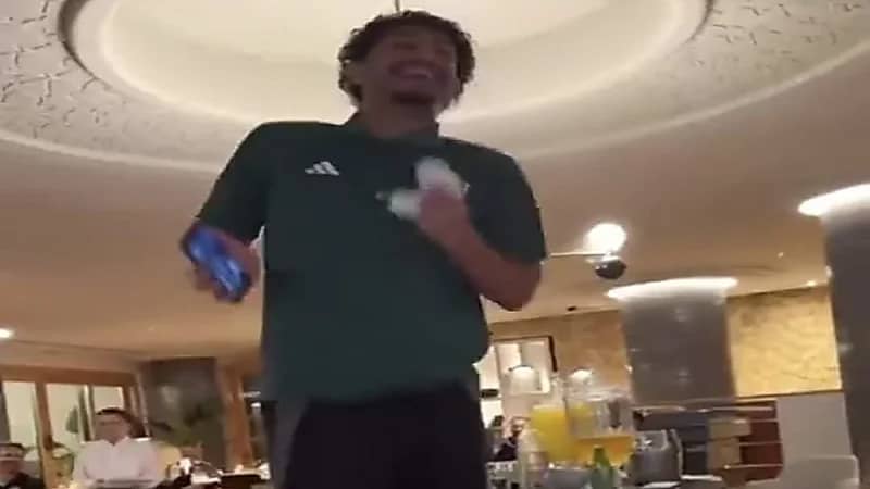 ضحكات محرز والعطار تشعل منصات التواصل.. فيديو