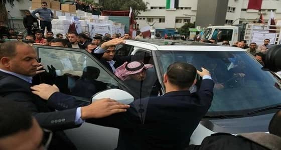 بالفيديو والصور..  هجوم المواطنين بغزة على السفير القطري واتهامه بتعزيز الانقسام الداخلي