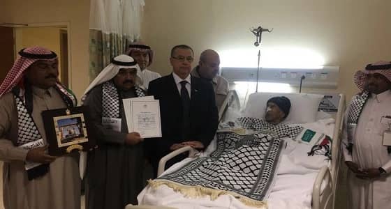 بالصور.. السفير الفلسطيني يكرم مواطنا شارك في حرب 48