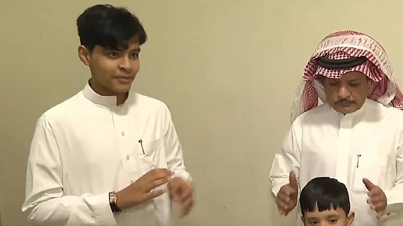 شاهد .. شاب حولته إعاقة والده لمترجم للغة الإشارة في عرعر