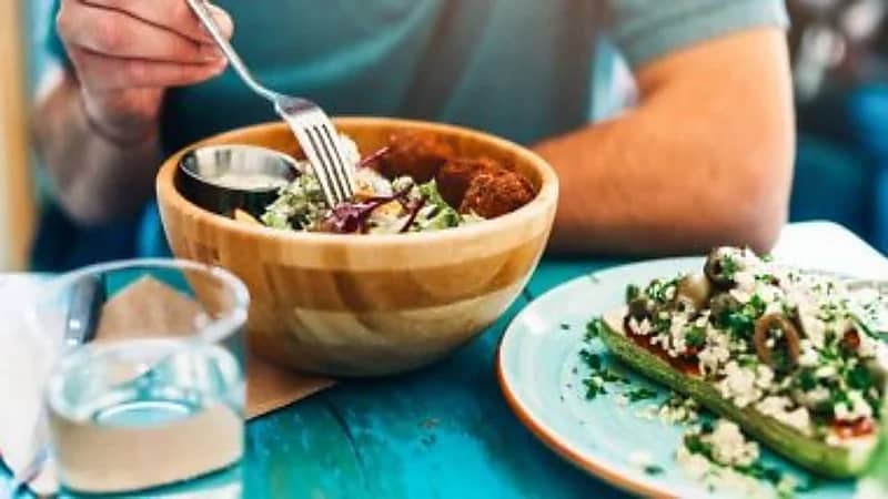 علامات أثناء الأكل تشير إلى الإصابة بسرطان غير معروف