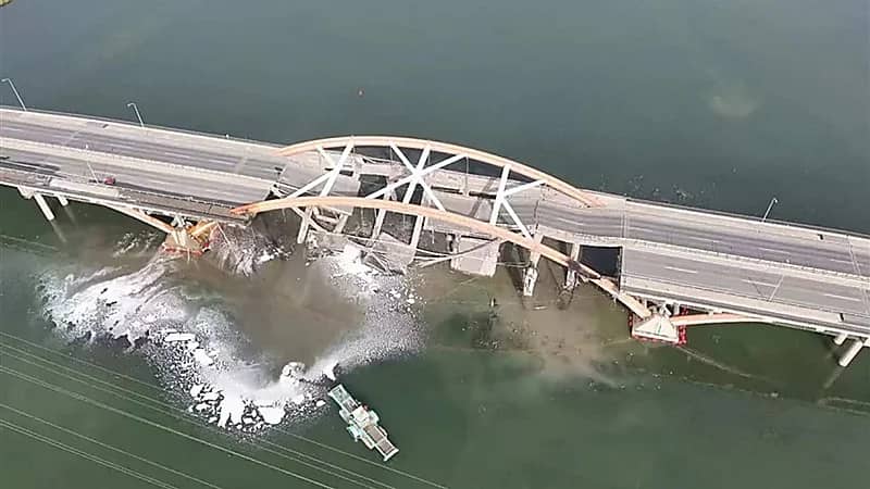 حريق يتسبب في انهيار جسر بالصين دون إصابات.. فيديو