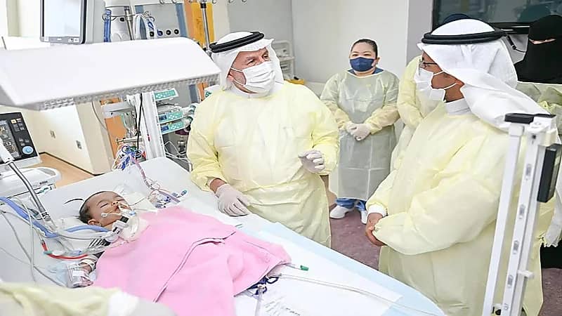 الربيعة: استقرار حالة التوأم الملتصق السعودي يارا ولارا بعد 4 أيام من العملية.. فيديو وصور