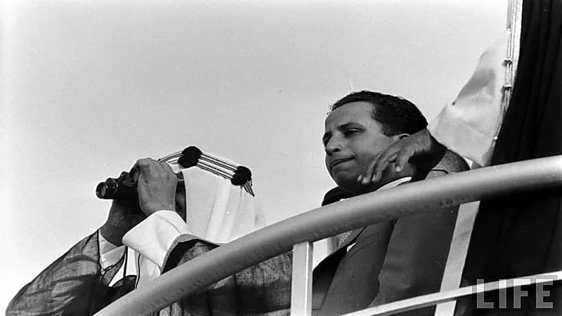 صورة نادرة للملك سعود أثناء مشاهدته العروض المقامة على شرفه بالعراق