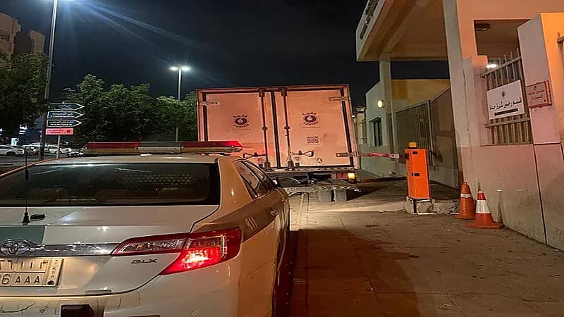 "المرور" يطيح بسائقي شاحنتين بعد مراوغتهما على طريق سريع بجدة