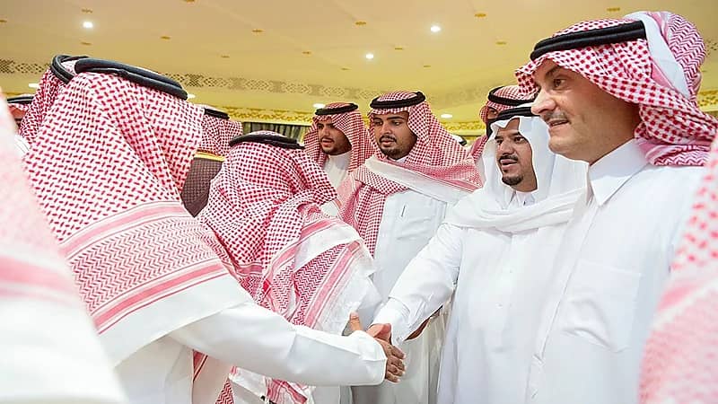 صور..أبناء الأمير عبدالرحمن بن عبدالعزيز يستقبلون المعزين في وفاة أخيهم