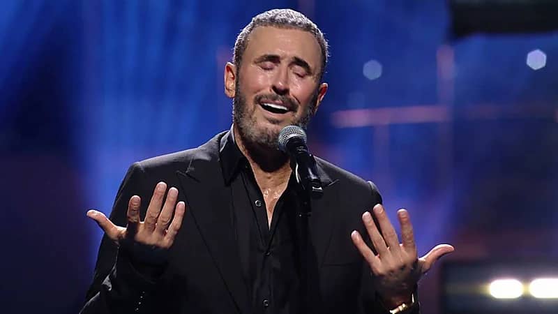 رد فعل طريف من كاظم الساهر بعد رمي مسبحة عليه.. فيديو