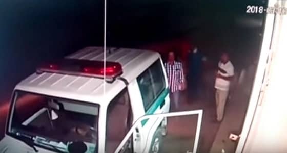 شاهد.. شجاعة رجل أمن تطيح بمروج للحبوب المخدرة