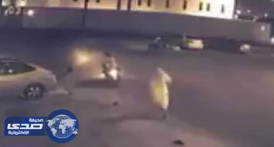 بالفيديو.. لصان يسرقان هاتف مواطن من يده