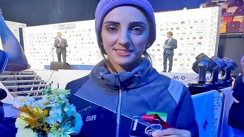 شاهد.. الأمن الإيراني يجبر لاعبة إيرانية خلعت الحجاب الإجباري على الاعتذار