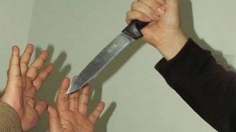 شاب يقتل والدته طعنا 