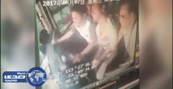 بالفيديو.. انقلاب حافلة رُكاب بسبب شجار بين زوجين