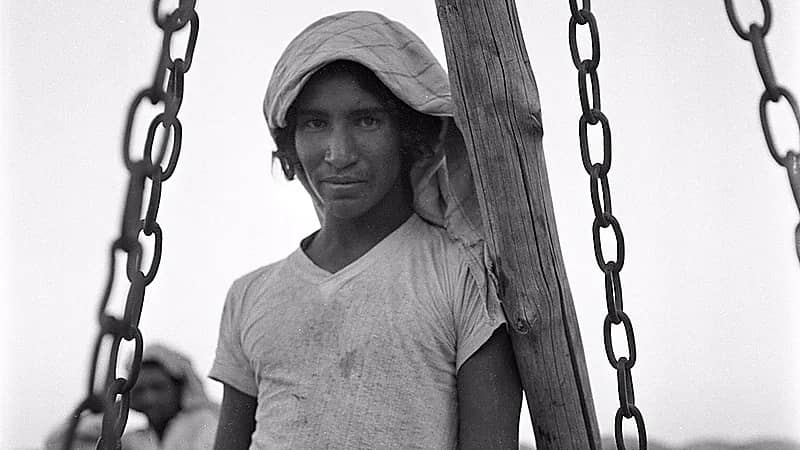 صورة تاريخية نادرة لمساعد موظف الجمارك في الخفجي عام 1947 مـ