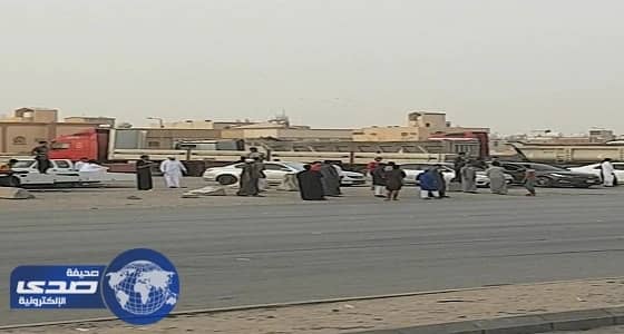 مفحط يصطدم بدورية مرور ويهرب في سعادة الرياض ومهرجان للتفحيط في نظيمها