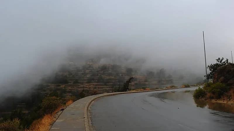 مرور الباحة يحذر قائدي المركبات من الضباب الكثيف