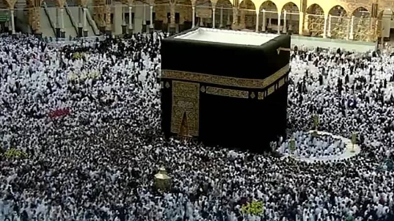 بالفيديو.. حشود غفيرة من المعتمرين في صحن الطواف يرفعون أكفهم بالدعاء