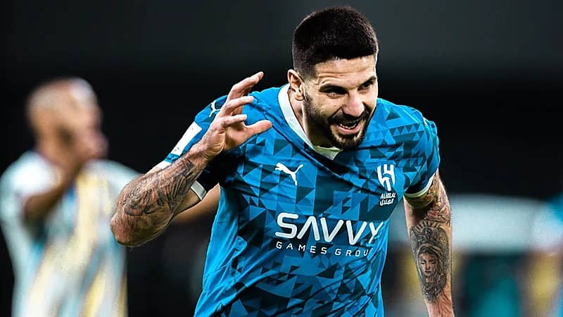 زوجة ميتروفيتش توجه رسالة دعم له .. صور