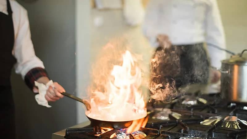 نصائح لتفادي الحرائق في أماكن إعداد الطعام