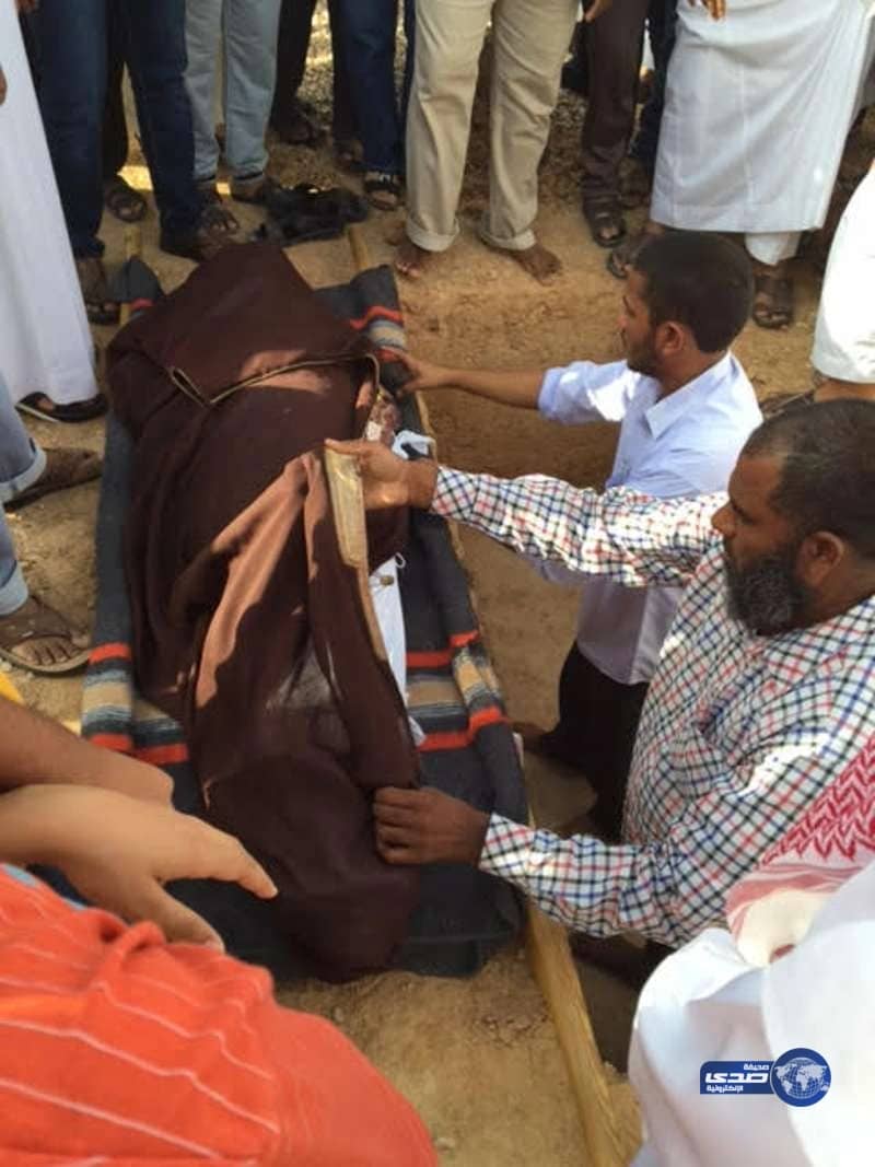 بالصور.. المئات يشاركون في تشييع جثمان ضحية مطعم الوجبات السريعة بالآفلاج