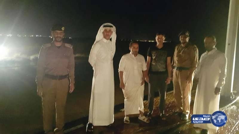 سيل قادم من الأراضي اليمنية يداهم جازان ..والبلدية تكسر الحاجز الخرساني