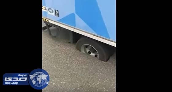 بالفيديو.. ارتفاع الحرارة يتسبب في انصهار الأسفلت بالكويت