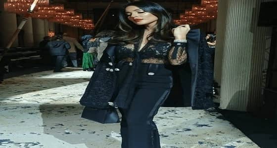 2,525 دولارا ثمن بلوزة أرتدتها نادين نجيم في أسبوع الموضة