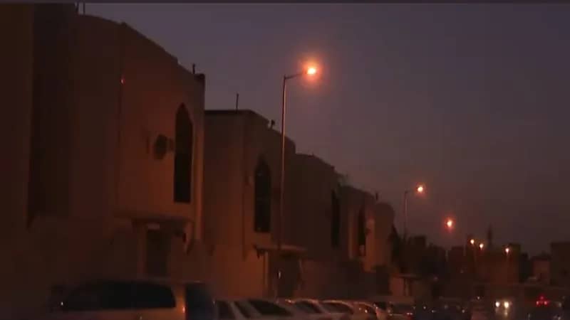 شاهد.. مخالفات بالجملة وعشرات من العمالة الوافدة في سكن واحد بحي سكني بالرياض