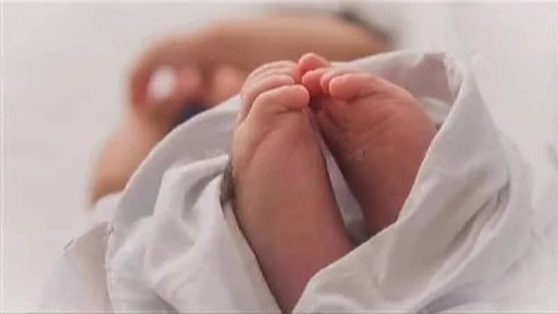 العثور على رضيع داخل كيس أمام مدرسة