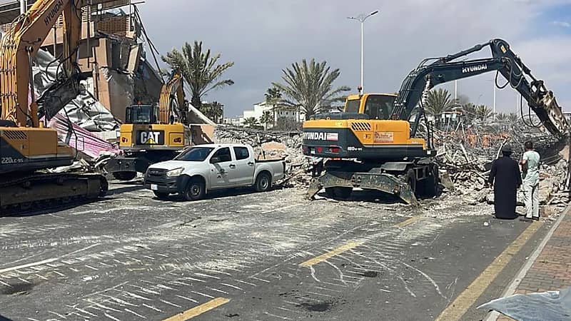 سبب سقوط جسر مشاة على طريق الأمير سلطان بخميس مشيط .. صور
