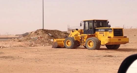 بالصور.. إزالة المخلفات في سوق الماشية بالعويقيلة