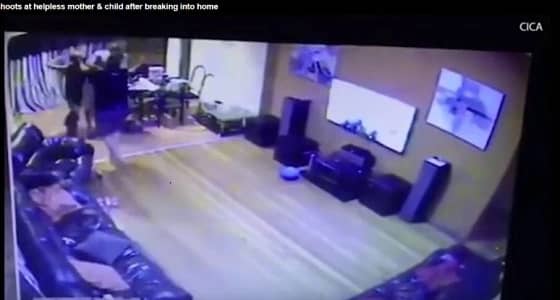 بالفيديو.. أب يضحي بحياته من أجل إنقاذ أسرته في عملية سطو مسلح