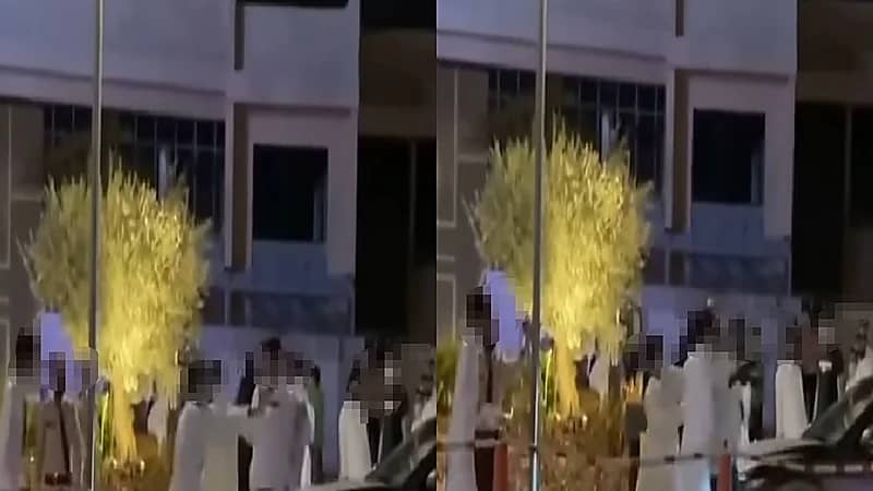 بالفيديو.. مضاربة عنيفة بين مجموعة من الشبان في مجمع تجاري