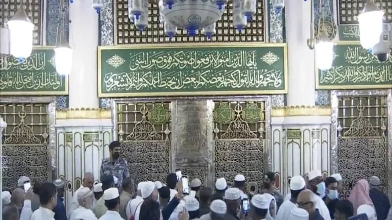 بالفيديو.. حشود غفيرة تتسابق بلهفة لزيارة الروضة الشريفة