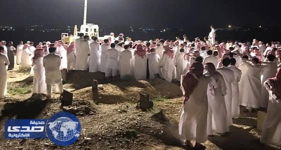 بالفيديو والصور.. أهالي تهامة عسير يشيعون جثمان الشهيد " هادي "