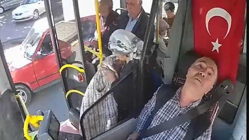 شاهد .. سائق حافلة يتعرض لنوبة قلبية أثناء القيادة