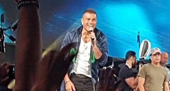 بالفيديو.. عمرو دياب يطلب شيئا محرجا من أحد معجبيه