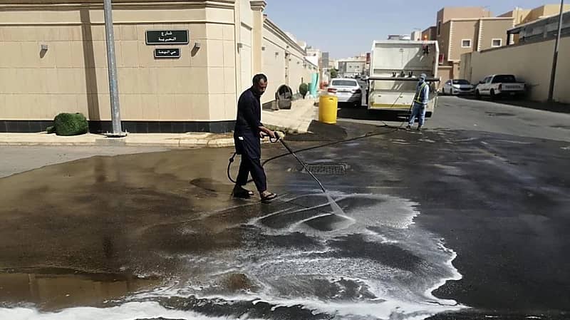 إزالة مخلفات الأضاحي من أمام المنازل في بريدة .. صور