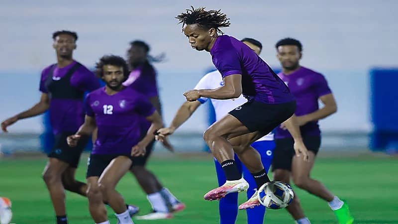 بالصور.. الهلال يختتم تدريباته بمناورة وجمل فنية