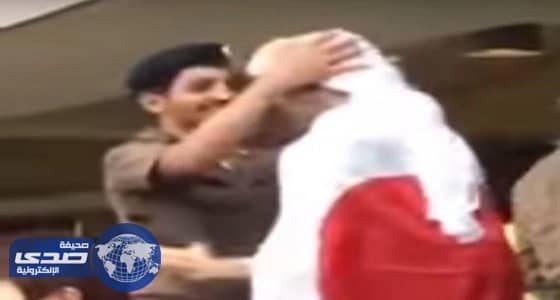 بالفيديو.. رجل أمن يساعد مشجعا يابانيا على ارتداء غترة