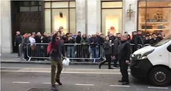 بالفيديو .. شاب يختبر صلابة آيفون x بطريقة غريبة
