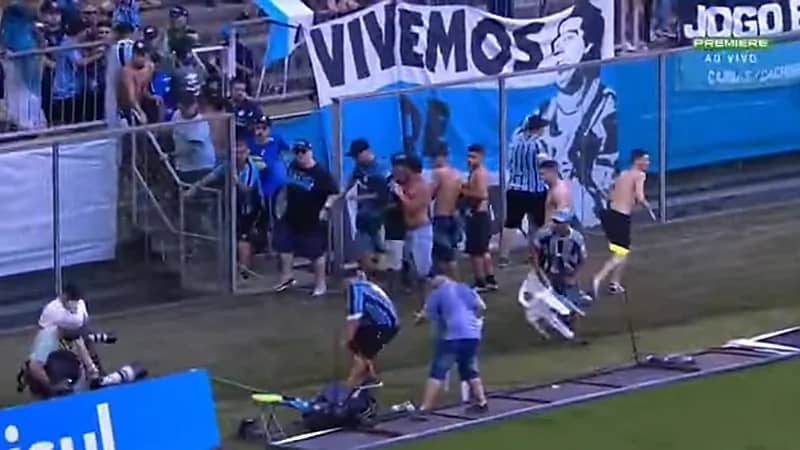 شاهد.. لحظة اقتحام مشعجي غريميو البرازيلي لأرض الملعب وتحطيم الـ "VAR"