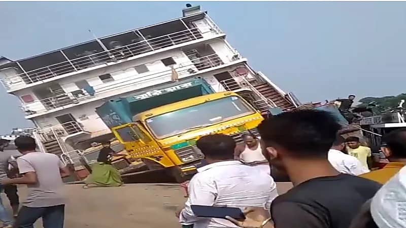 غرق عبّارة محملة بالمركبات الثقيلة في ميناء باتورياغات ببنغلاديش.. فيديو