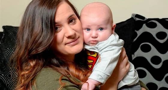 بالصور .. أم تتحدى التحذيرات الطبية وتنجب طفلا بعد طعنها في معدتها