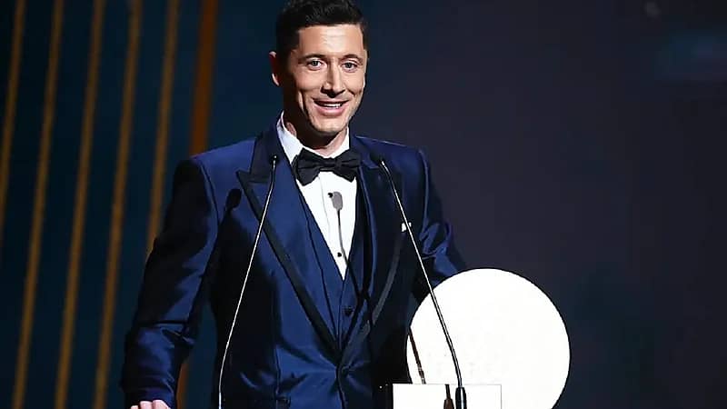 "ليفاندوفسكي" يحصد جائزة مهاجم العام في 2021