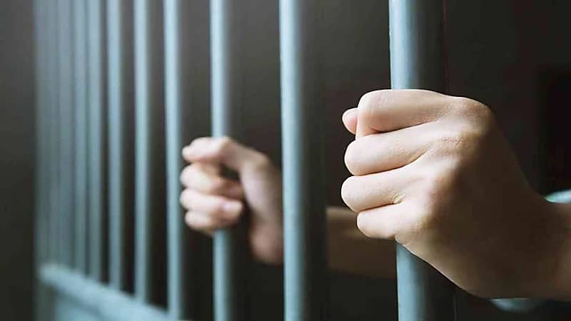 "شاب" يعتدي على والده بوحشية ويتسبب في وفاته